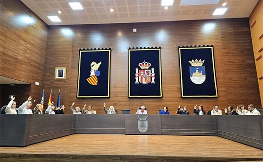 El Pleno ordinario de enero de 2026 aprueba bonificaciones fiscales, ayudas sociales y respalda reclamar más financiación para municipios turísticos