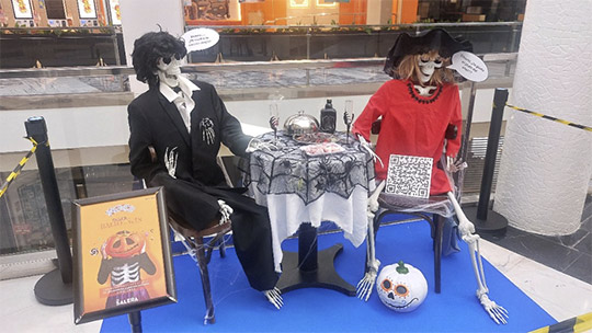 Salera se llena de esqueletos y caramelos para celebrar Halloween