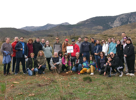  Salera culmina su campaña de reforestación con la plantación de los primeros árboles en Bejís