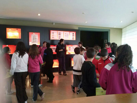 Los niños del colegio Baltasar Rull de Onda disfrutan con Saltapins y el taller de fósiles Los niños del colegio Baltasar Rull de Onda disfrutan con Saltapins y el taller de fósiles