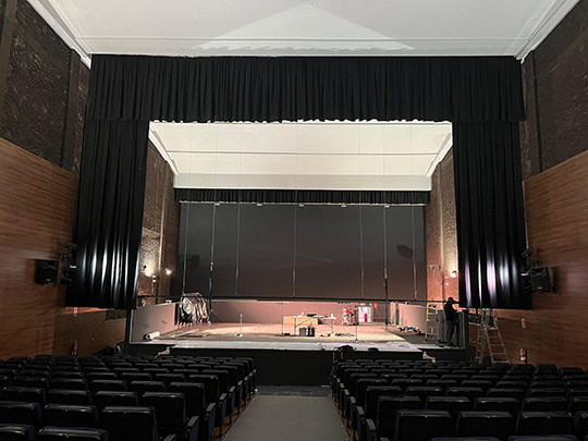 El Ayuntamiento de la Vall d’Uixó culmina la mejora del Teatro Municipal Carmen Tur con la instalación del telón