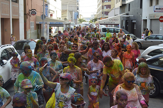 Holi Colors y música remember a favor de Conquistando Escalones