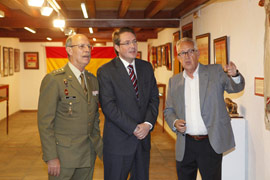 Visita de David Barelles a la exposición de banderas de España