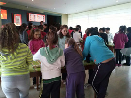 Los niños del colegio Baltasar Rull de Onda disfrutan con Saltapins y el taller de fósiles