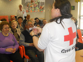 El centro de día de Cruz  Roja ofrece talleres para un envejecimiento saludable