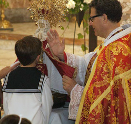 Encuentro de los niños de primera comunión con la virgen del Lledó