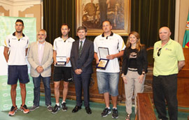 El Playas de Castellón presenta al alcalde, Alfonso Bataller , su medalla de bronce del Cto. de Europa de Clubes