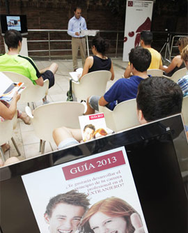 Dos guías para potenciar la formación y prácticas laborales de jóvenes castellonenses en todo el mundo