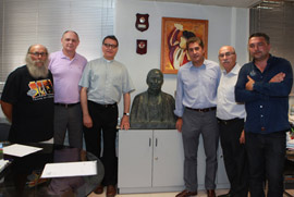 Un busto de bronce de Cardona Vives se ubicará en la plaza del mismo nombre
