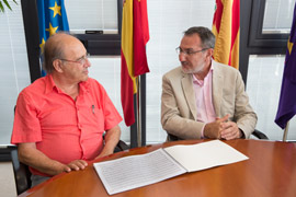 Carles Santos entrega al rector de la UJI la partitura de Jardí de Saviesa