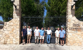 Los socios del Club Taurino de Vall d´Alba visitan la ganadería de Nazario
