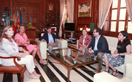 La Asociación de Familiares de Enfermos de Alzheimer visita al alcalde