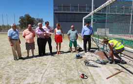 Patronat d’Esports y Asociación de Veteranos hacen posible la remodelación del césped del Parque Deportivo Sindical