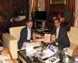 Visita de una delegación de la empresa UBE Corporation Europe S.A al Alcalde