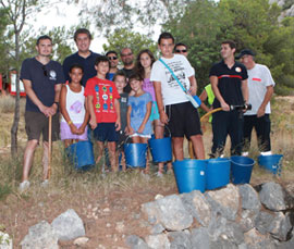 Divertida actividad de riego de los árboles  de la campaña 