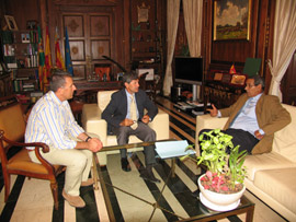 El delegado saharaui para la Comunitat Valenciana visita al alcalde, Alfonso Bataller