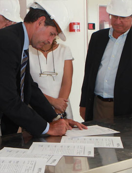 El Alcalde de Castellón firma el acta de uso y ocupación de mobiliario de CEIP Benadresa