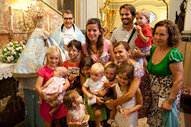 Los niños y sus familias, en el “paso por el manto” de la patrona de Castellón, han pedido por la paz en Siria