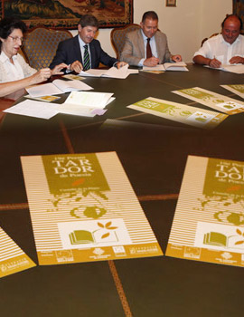 Firma del convenio para la realización del ’19 Premi Tardor de Poesia’