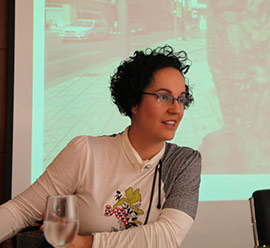 Patricia Mir imparte una charla sobre lenguajes plásticos en la estatuaria urbana de Castellón