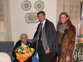 Vicenta Forcada recibe al Alcalde, Alfonso Bataller, en el cumpleaños de sus 100 años