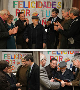 Marcos Adell recibe la felicitación del Alcalde, Alfonso Bataller, el día que cumple 100 años