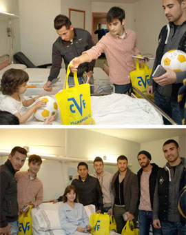 La plantilla del Villarreal CF visita a los niños del Hospital Universitari General de Castelló