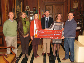 Entrega del cheque simbólico a Cáritas de la campaña Roscón Solidario de la Pastelería V. Miravete
