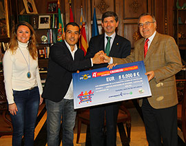 Entrega del cheque solidario a Cáritas del IV Maratón Internacional Ciudad de Castellón
