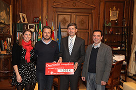 Entrega del cheque solidario de Divertilandia 2013 a Save de Children