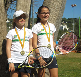 Carmen Llopis Fabra y Carla Cabero Escuder del Club de Campo Mediterráneo, campeonas de la Comunidad Valenciana por equipos alevín