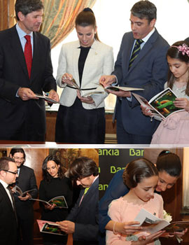 Las reinas de la Magdalena 2014 reciben los primeros llibrets de las Fiestas en la sede de Bankia