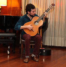 Concierto del cantautor Víctor Herrero en el Casino Antiguo