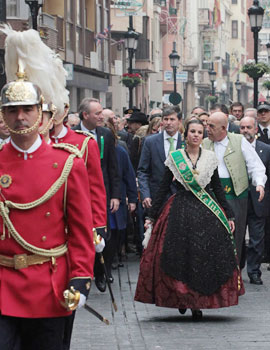 Pasacalles de las Reinas y su corte hacia la mascletá