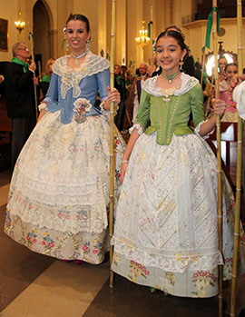 Conxa Oliver ha vestido de labradoras a las reinas Lara Sos y Beatriz Iturralde