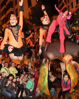 Un mundo de fantasía e ilusión inundó Castellón con el desfile de animación