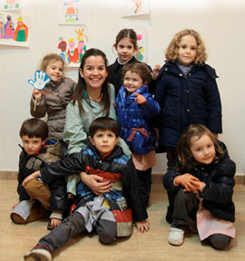 La artista castellonense Sara Lloret con sus jóvenes alumnos