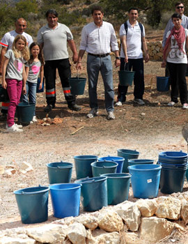 Voluntarios medioambientales participando en riego de emergencia en el paraje natural de la Magdalena