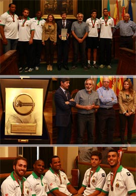El Playas de Castellón de Atletismo muestra al Alcalde su medalla de bronce