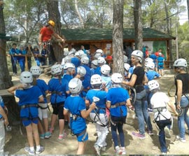 Niños y niñas de Aragón, Cataluña y la Comunidad Valenciana celebran el fin de curso en Saltapins