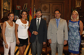 Visitan al alcalde  dos embajadores participantes en el proyecto 'Món Castelló'