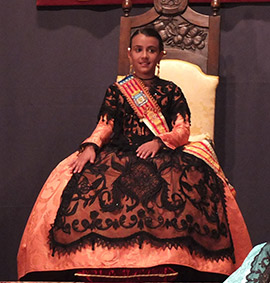 Maite Benlloch recibe su banda como reina infantil de La Vila 2014