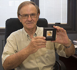 La UJI recibe la moneda conmemorativa del 600 aniversario de «Converses de Morella»