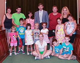 Los niños de la escoleta de verano del barrio La Guinea de Castellón visitan el Ayuntamiento