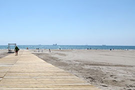 Intercambio  lingüístico en la playa de Gurugú de Castellón