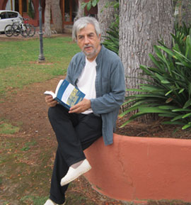 El escritor Rafael Herrero visita Benicàssim con su nuevo trabajo “La plaza del silencio”