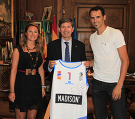 El deportista Pablo Herrera visita el Ayuntamiento de Castellón