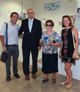 Entrega de los abonos mensuales de transporte a los ganadores del concurso