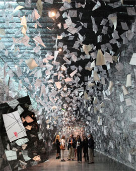 Impresionante exposición de Chiharu Shiota, Cartes d´agraïment, en el Museo de Arte Contemporáneo