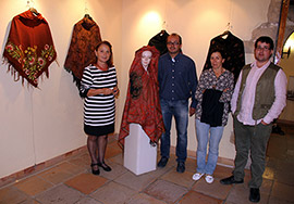 Las salas góticas de Vilafranca ofrecen una exposición sobre mantones y pañuelos de lana